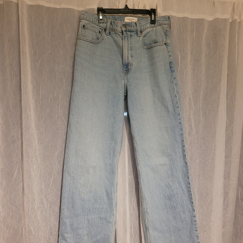 High waisted straight-leg Abercrombie jeans! 🦭